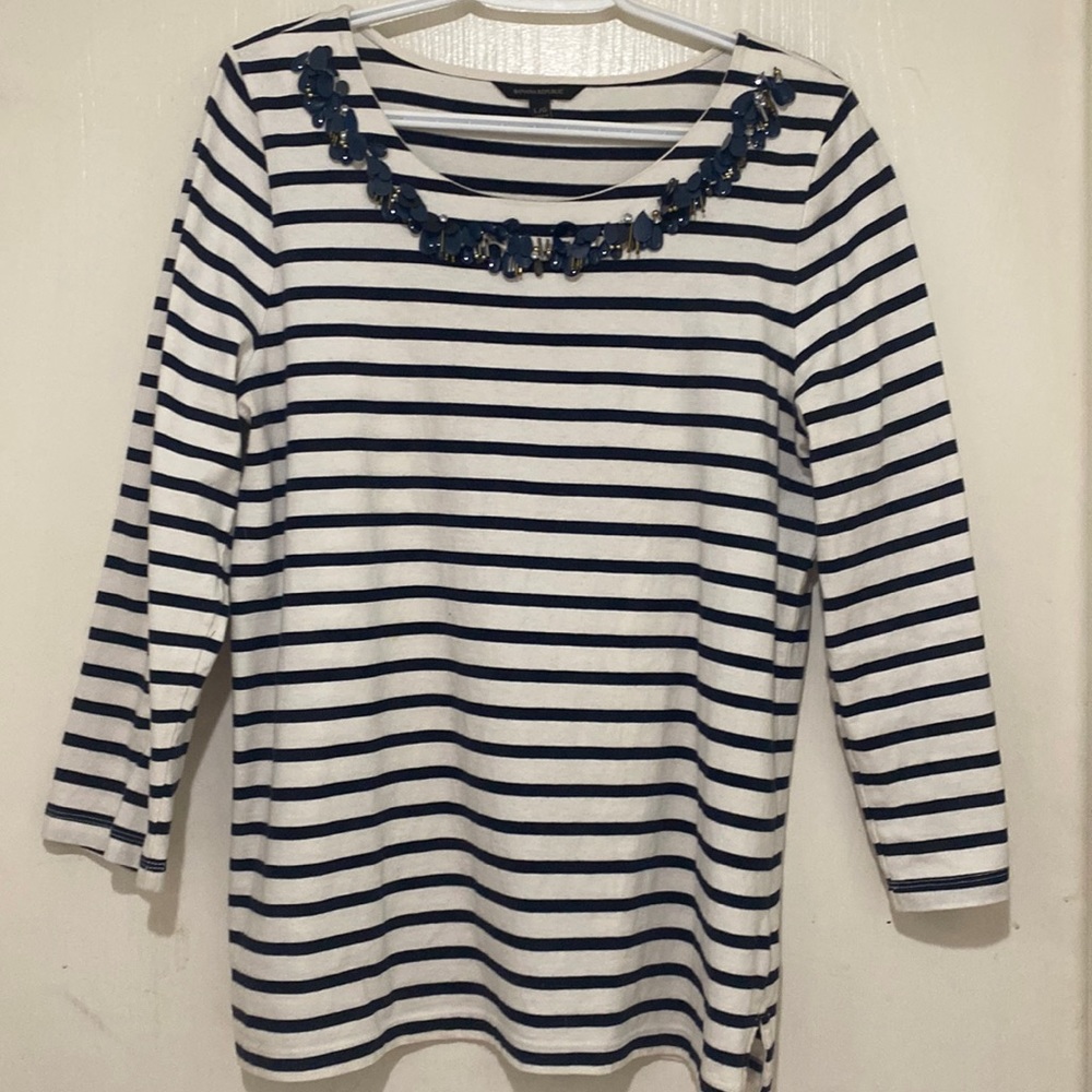 Buisness casual 100%cotton 3/4 length short. Banana Republic size Large.